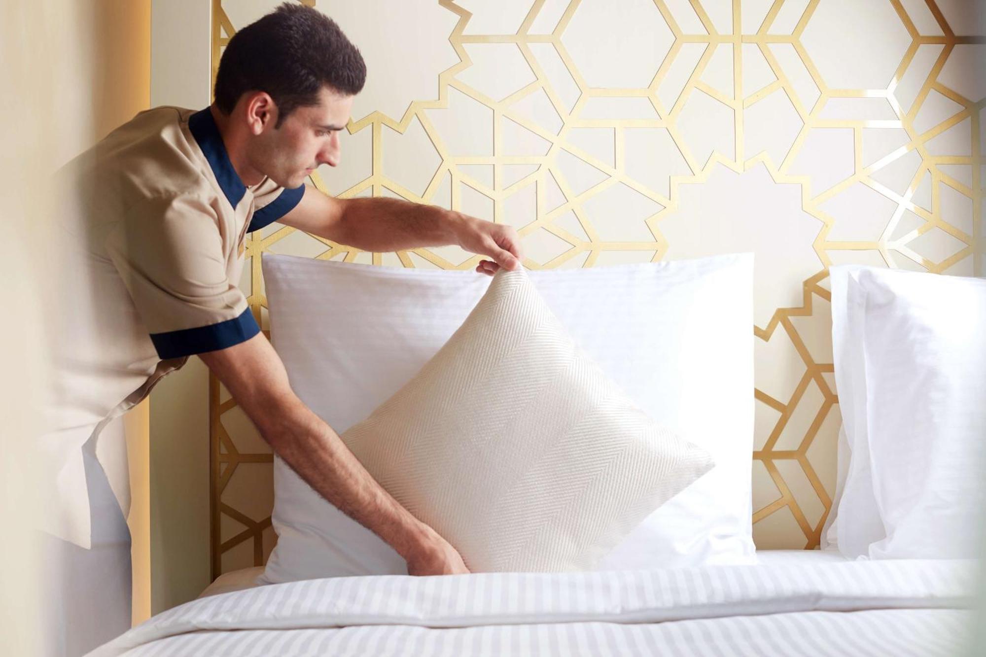 โรงแรมชาซา มักกะฮ์ Mecca ภายนอก รูปภาพ A hotel housekeeper making a bed