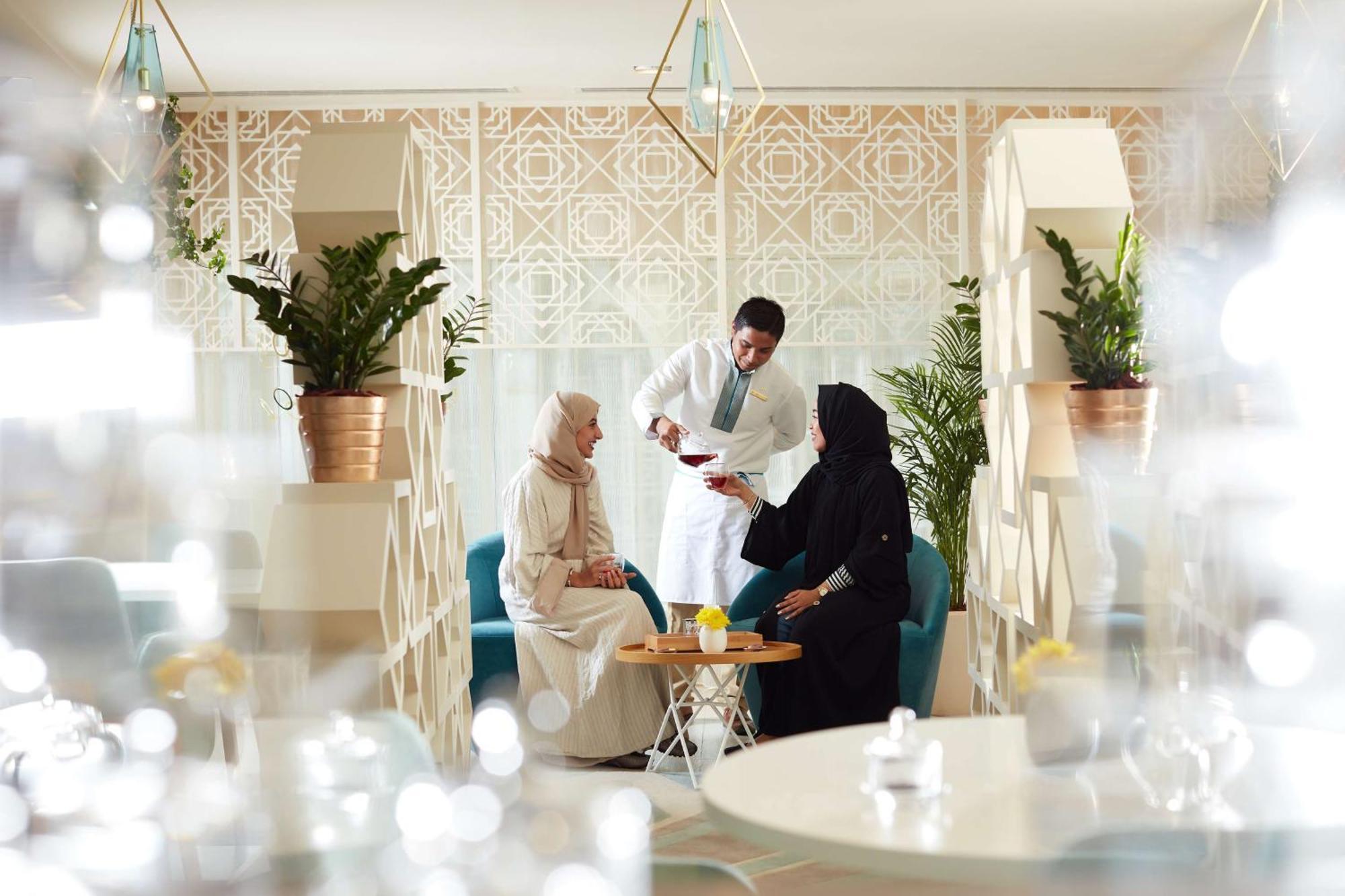 โรงแรมชาซา มักกะฮ์ Mecca ภายนอก รูปภาพ Emirati women in traditional dress
