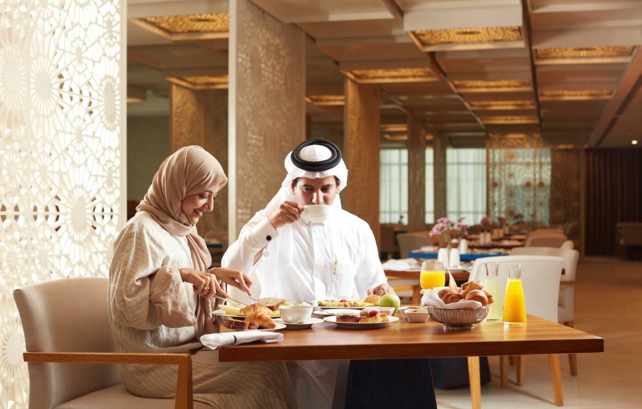 โรงแรมชาซา มักกะฮ์ Mecca ภายนอก รูปภาพ A couple from the United Arab Emirates