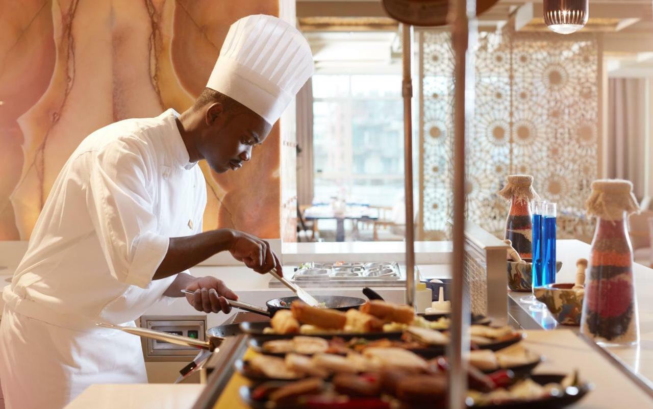 โรงแรมชาซา มักกะฮ์ Mecca ภายนอก รูปภาพ A chef at work